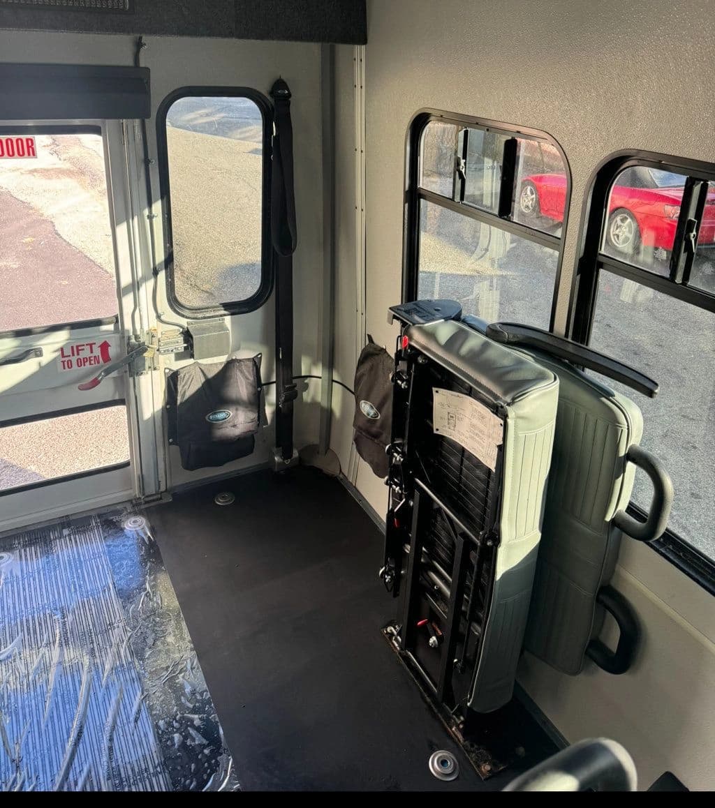 2015 Ford E-450 Shuttle Bus - Image 26