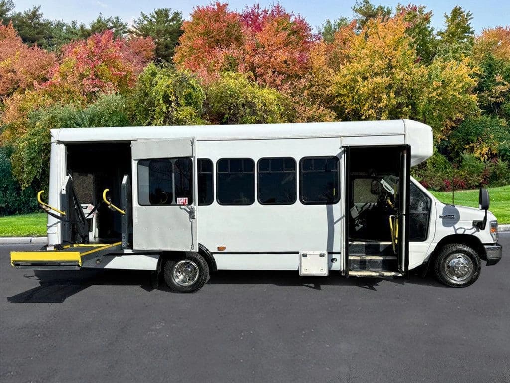 2015 Ford E-450 Shuttle Bus - Image 6