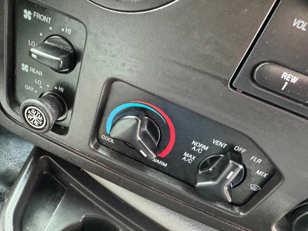 2015 Ford E-450 Shuttle Bus - Image 32