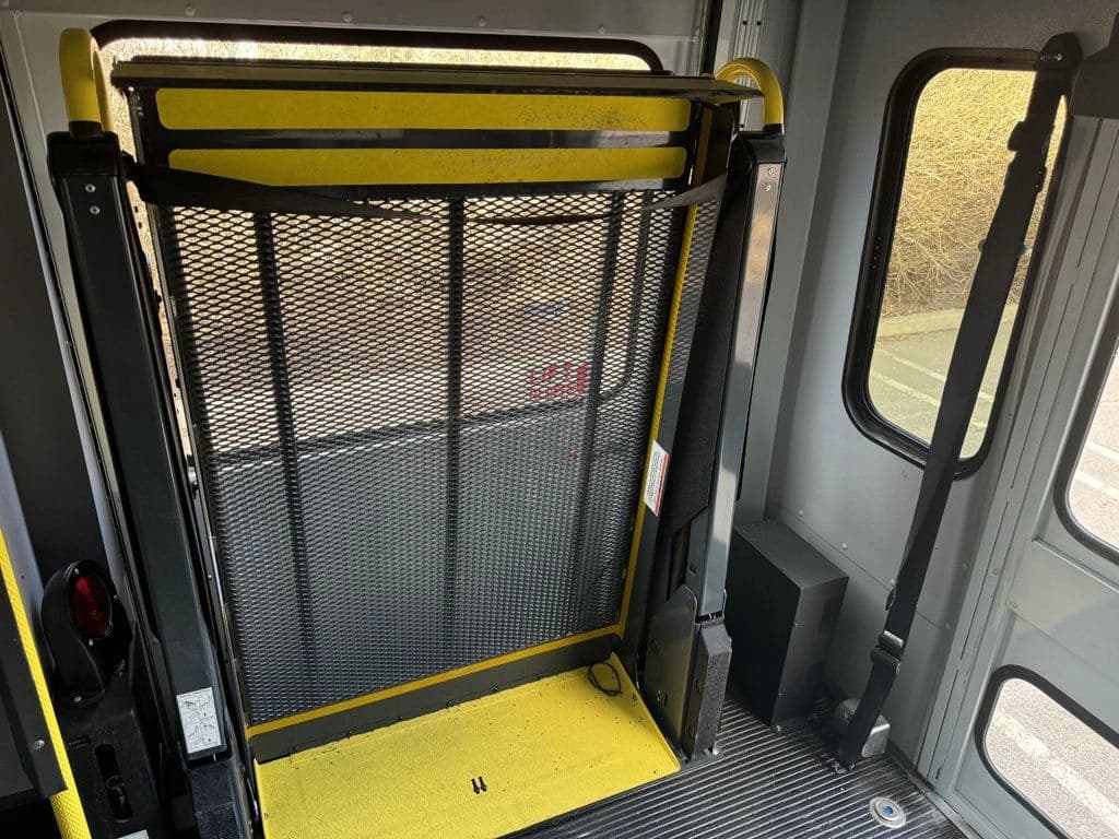 2015 Ford E-450 Shuttle Bus - Image 38
