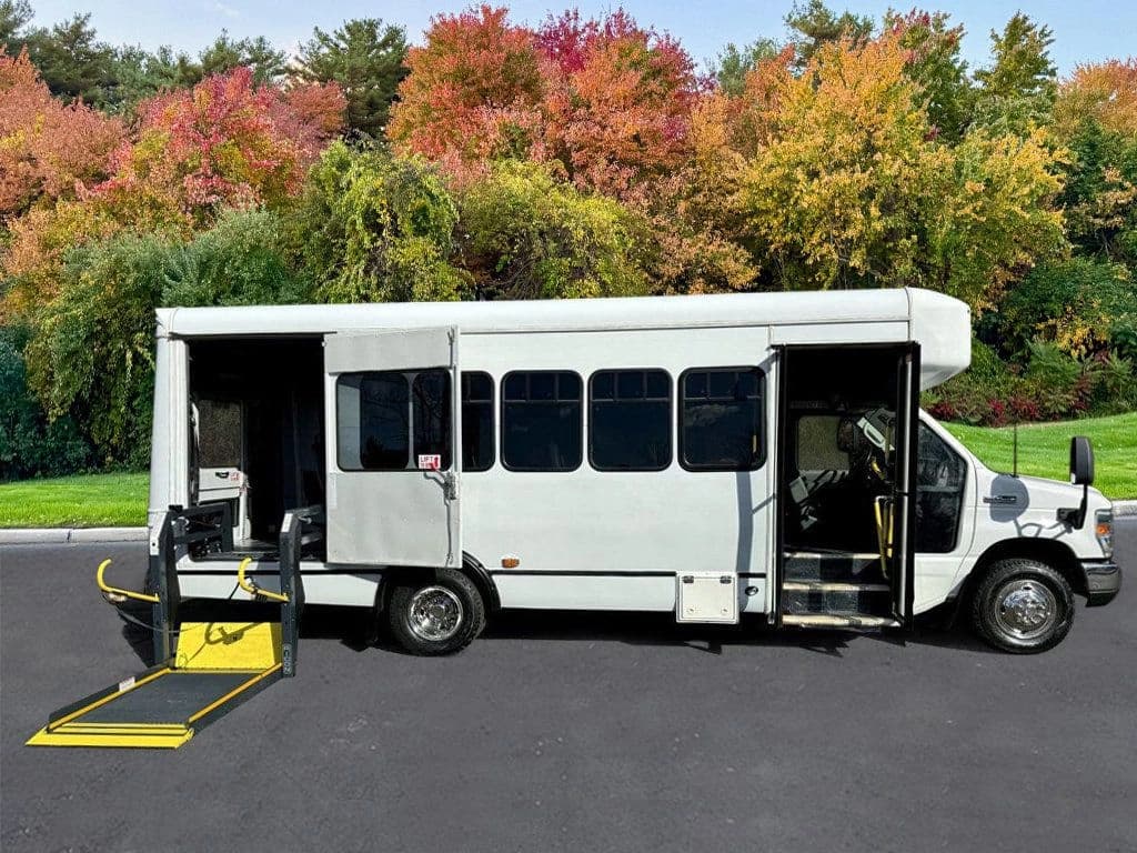 2015 Ford E-450 Shuttle Bus - Image 3