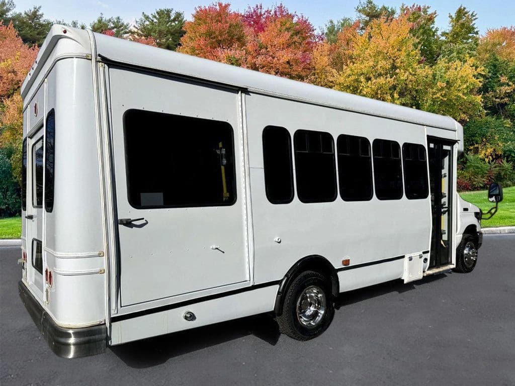 2015 Ford E-450 Shuttle Bus - Image 8