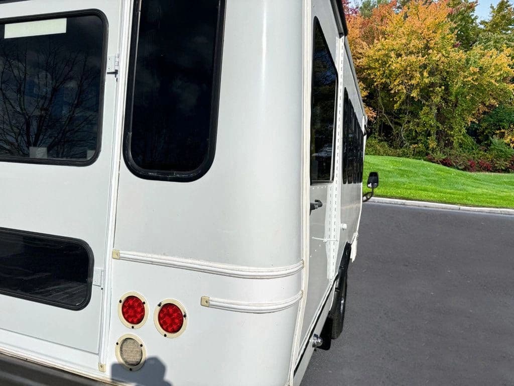 2015 Ford E-450 Shuttle Bus - Image 9