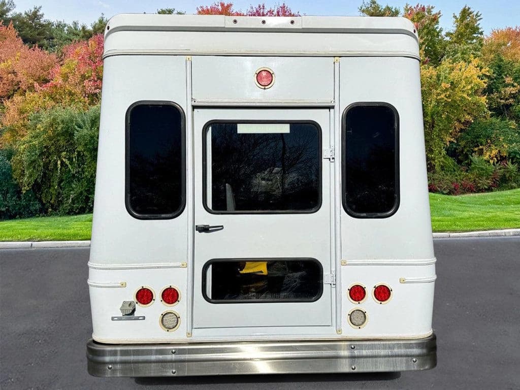 2015 Ford E-450 Shuttle Bus - Image 10