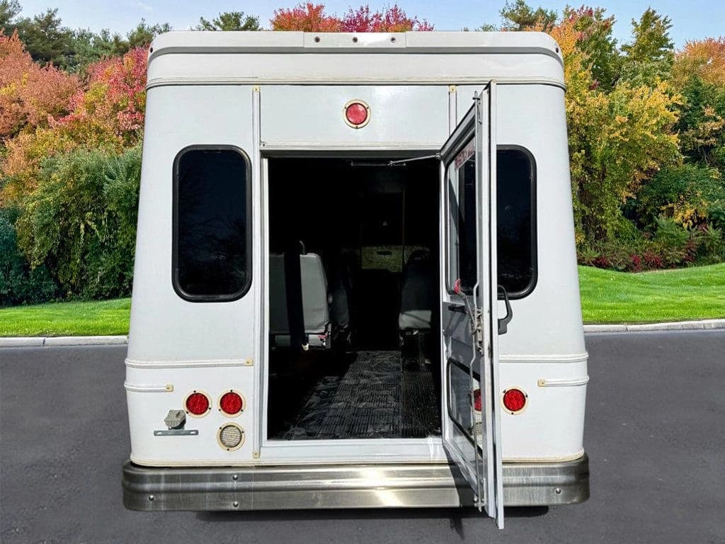 2015 Ford E-450 Shuttle Bus - Image 11
