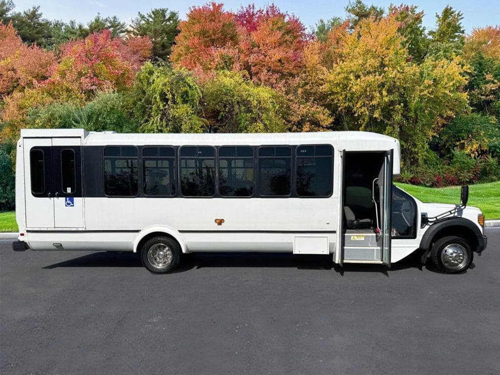 2017 Ford F-550 Wheelchair Shuttle Bus - Image 4
