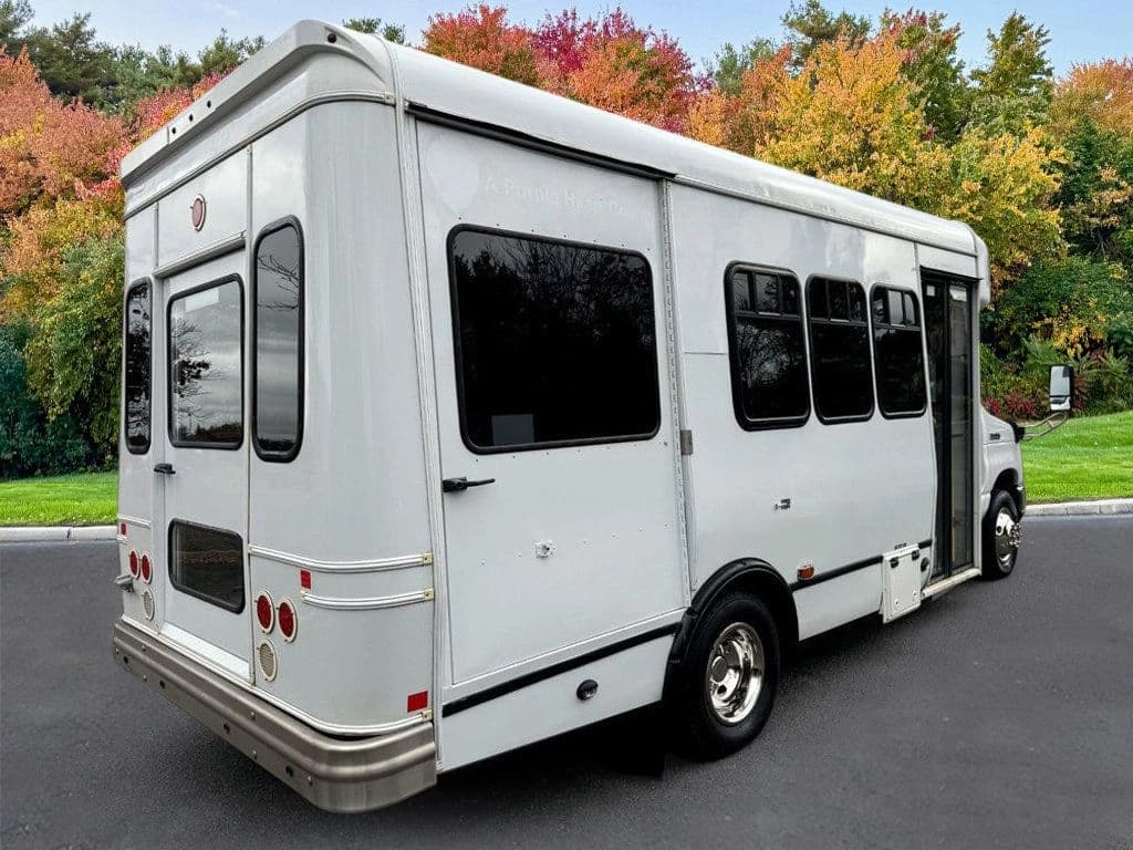 2016 Ford E350 Shuttle Bus - Image 10