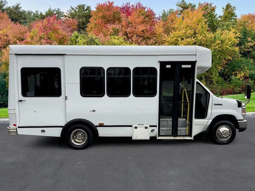 2016 Ford E350 Shuttle Bus - Image 11