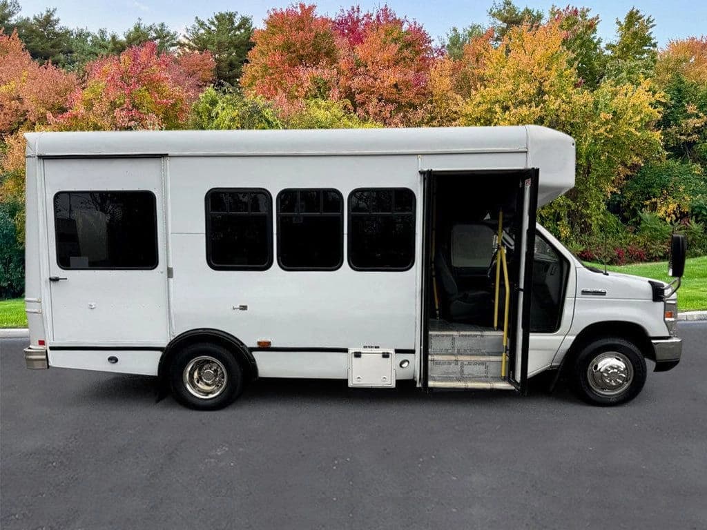 2016 Ford E350 Shuttle Bus - Image 12