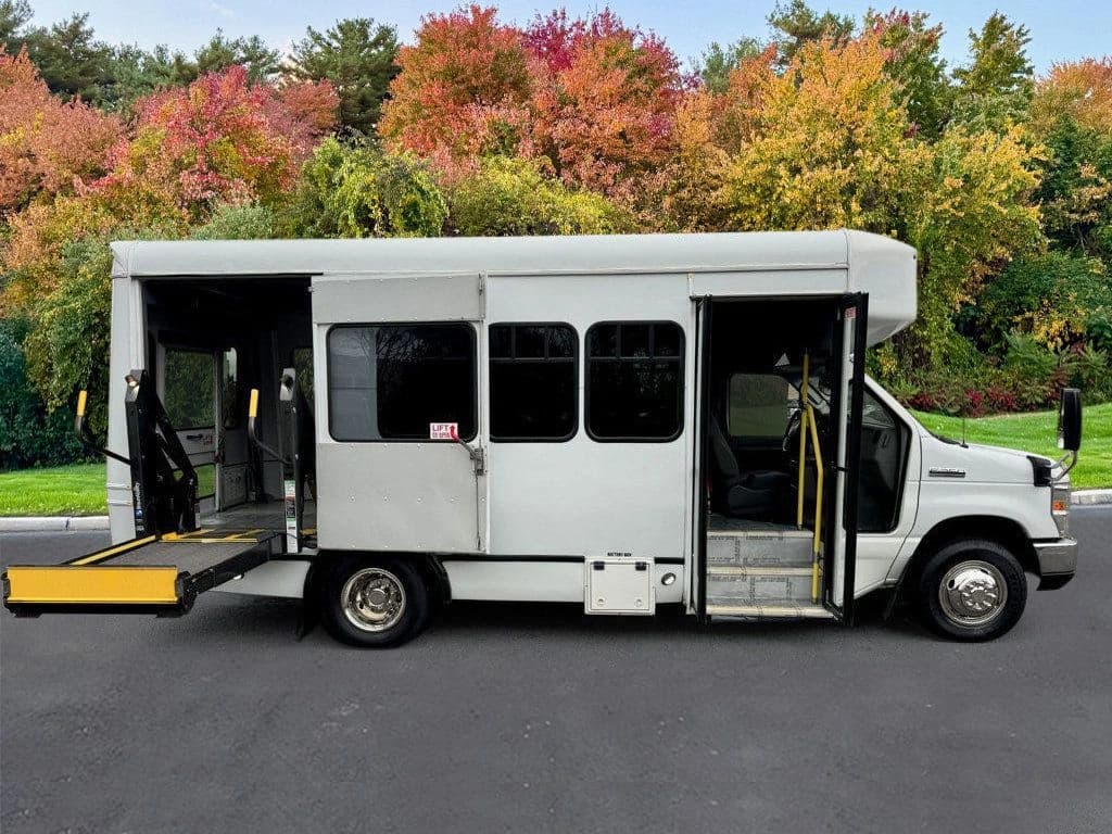 2016 Ford E350 Shuttle Bus - Image 13