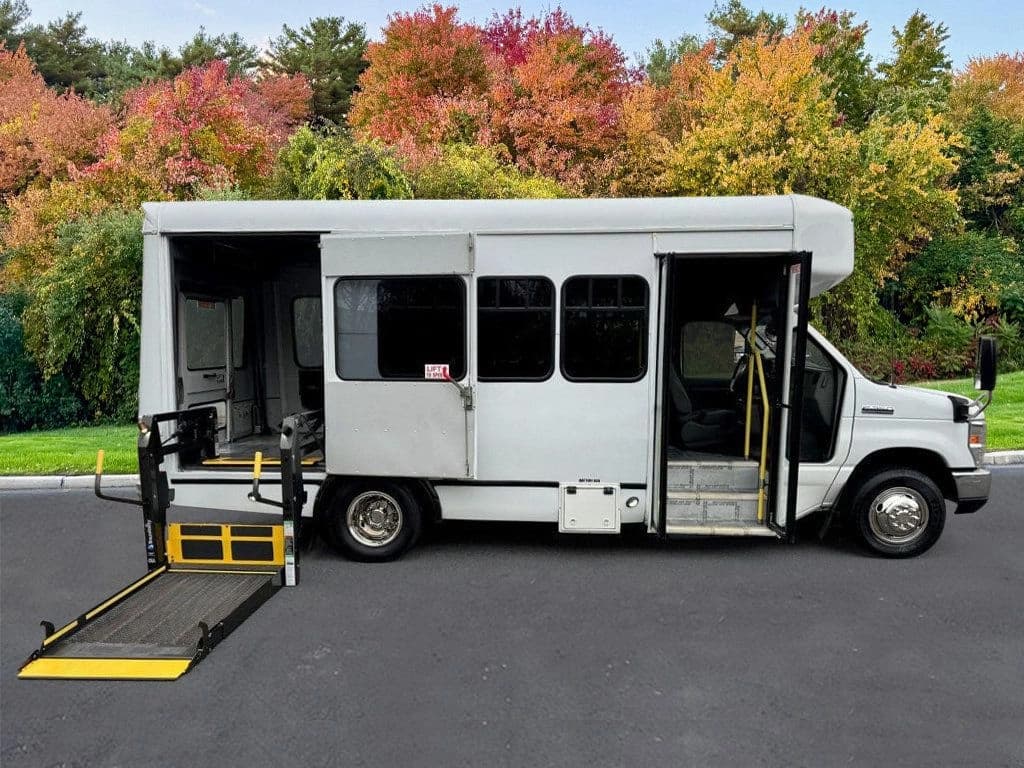 2016 Ford E350 Shuttle Bus - Image 14
