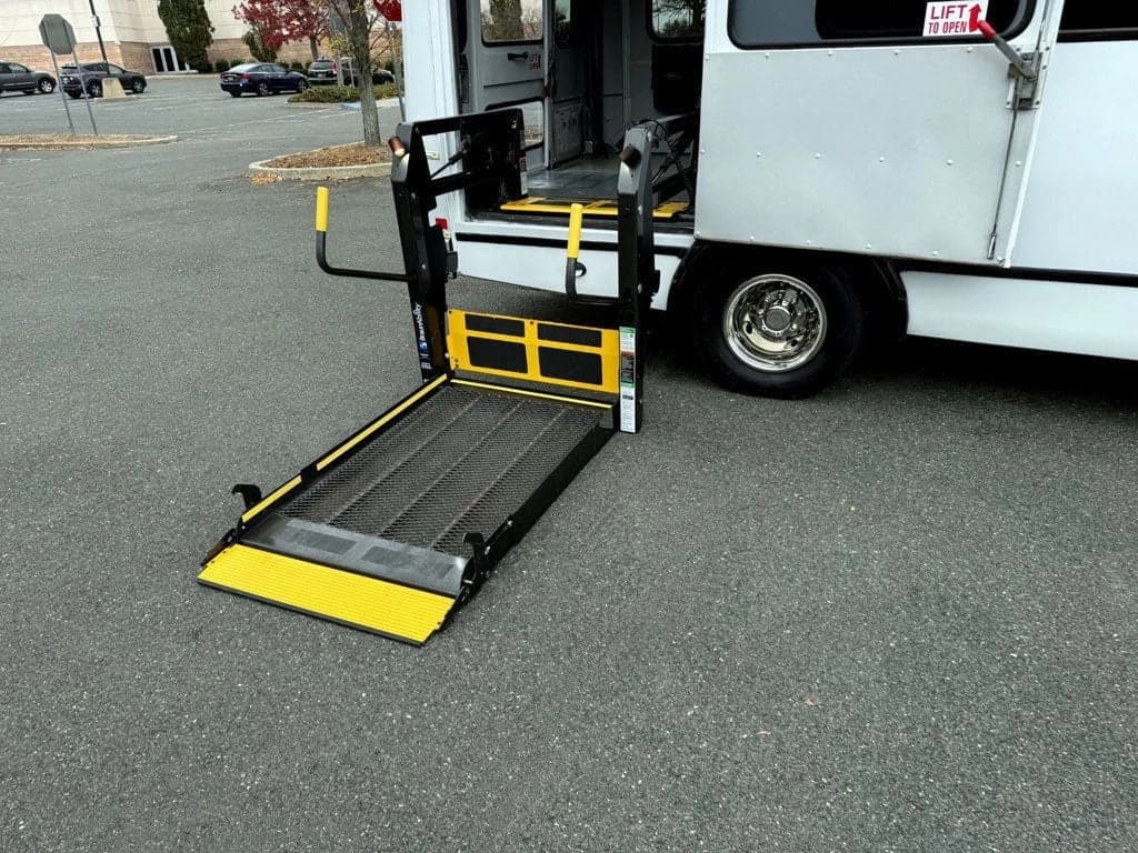 2016 Ford E350 Shuttle Bus - Image 15