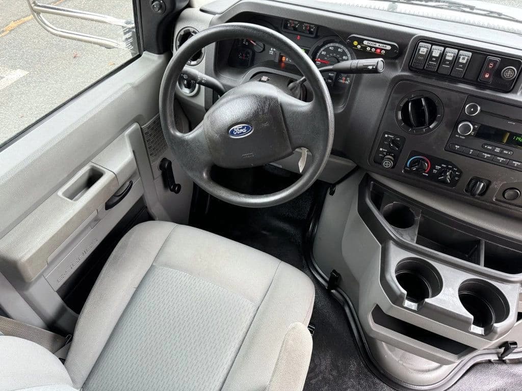 2016 Ford E350 Shuttle Bus - Image 20