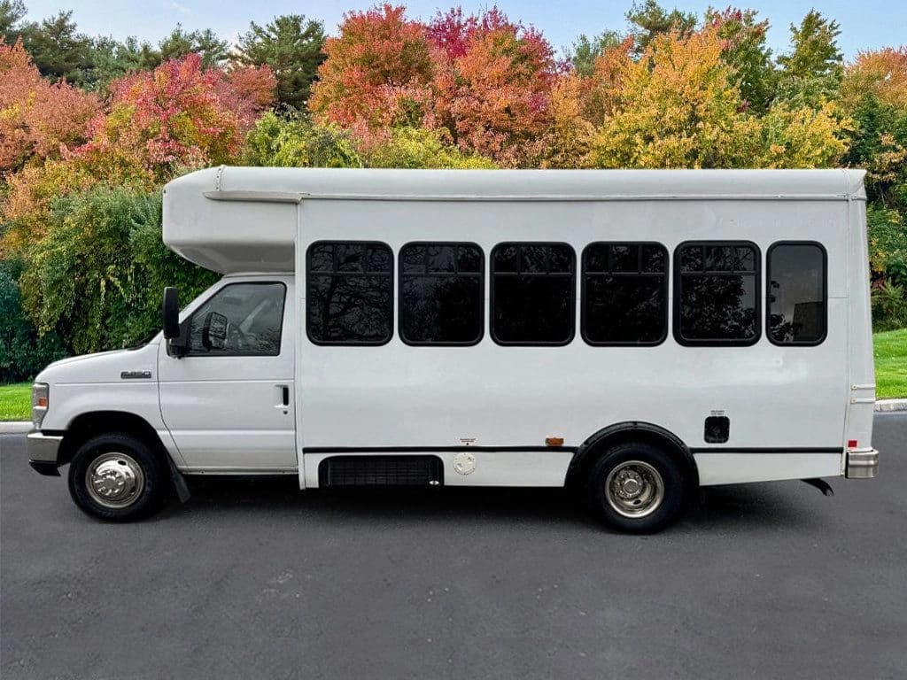 2016 Ford E350 Shuttle Bus - Image 3
