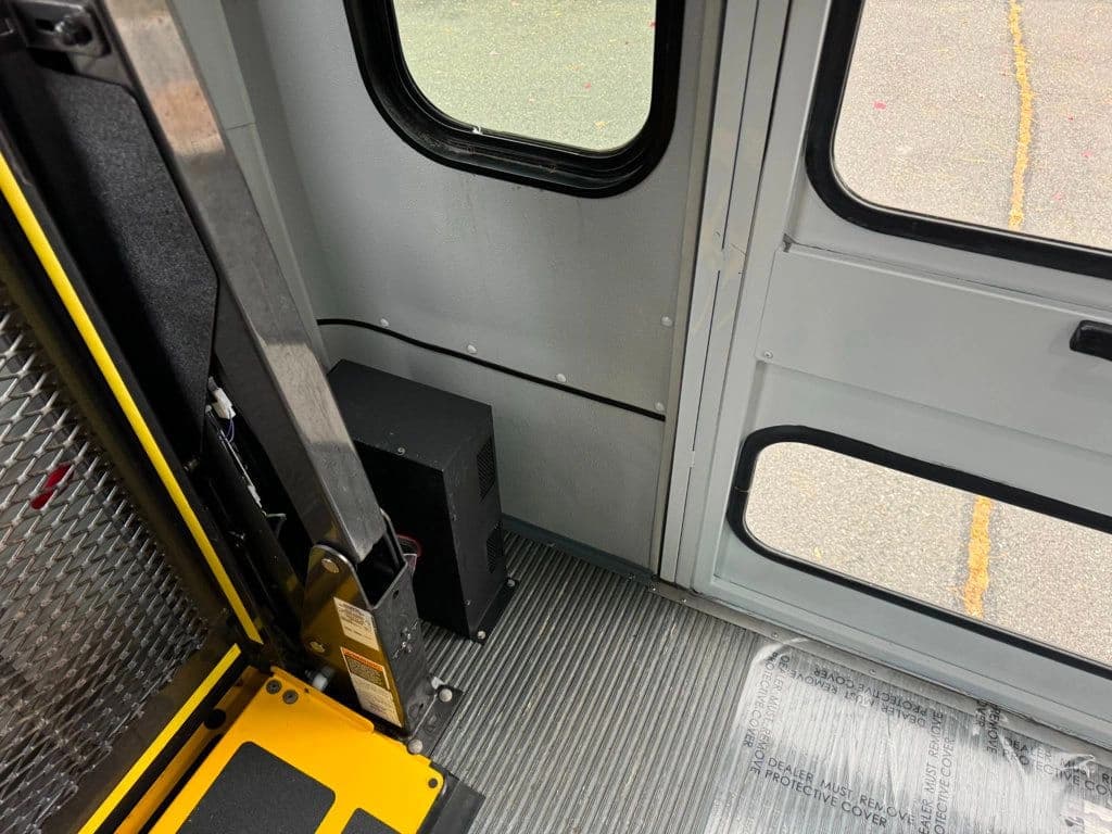 2016 Ford E350 Shuttle Bus - Image 35