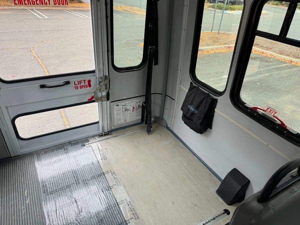 2016 Ford E350 Shuttle Bus - Image 36