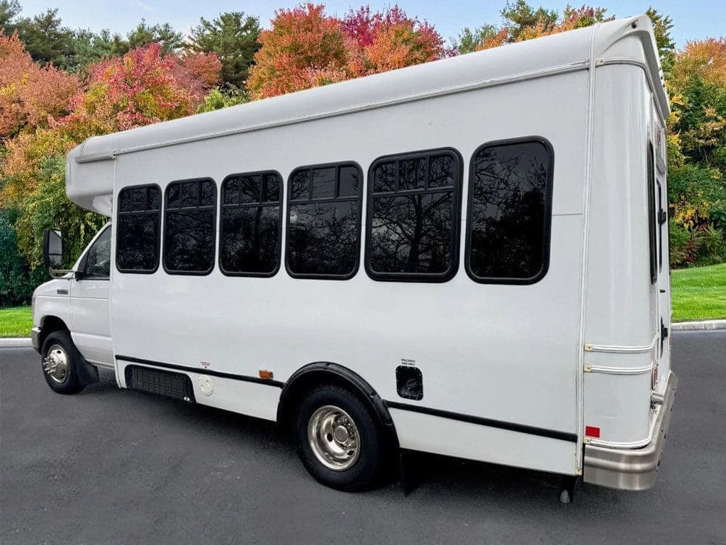 2016 Ford E350 Shuttle Bus - Image 4