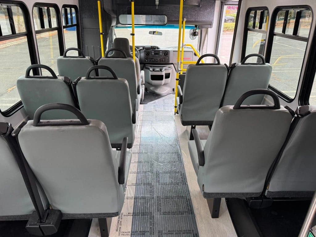 2016 Ford E350 Shuttle Bus - Image 6