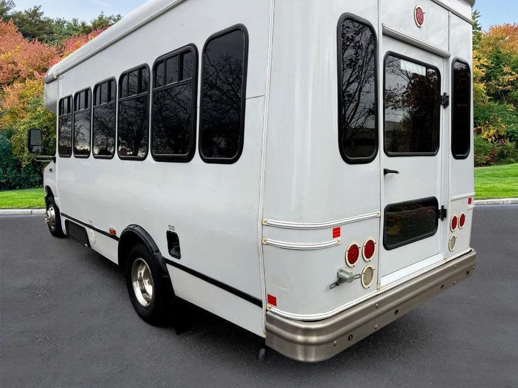 2016 Ford E350 Shuttle Bus - Image 7