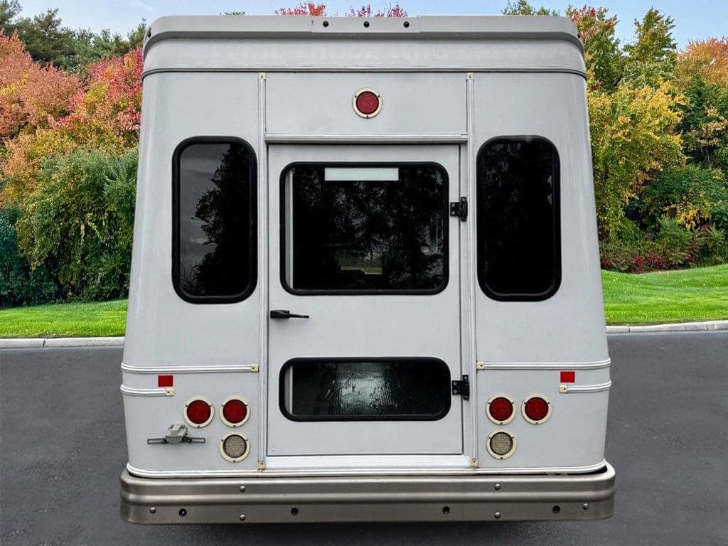 2016 Ford E350 Shuttle Bus - Image 8