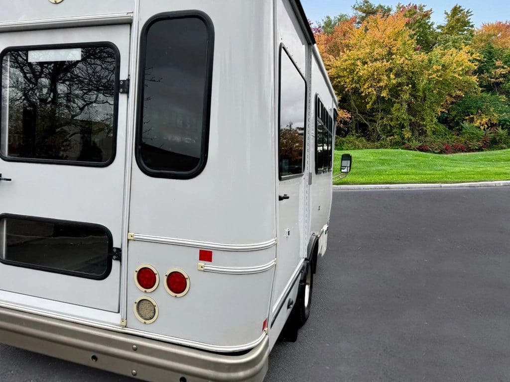2016 Ford E350 Shuttle Bus - Image 9