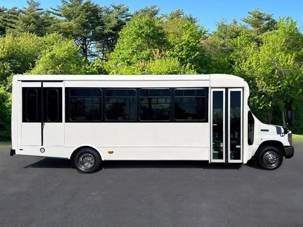 2014 Ford E450 Starcraft Wheelchair Shuttle Bus - Image 4