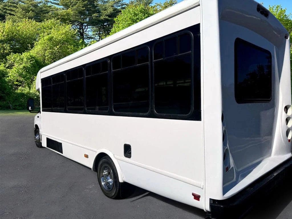 2014 Ford E450 Starcraft Wheelchair Shuttle Bus - Image 12