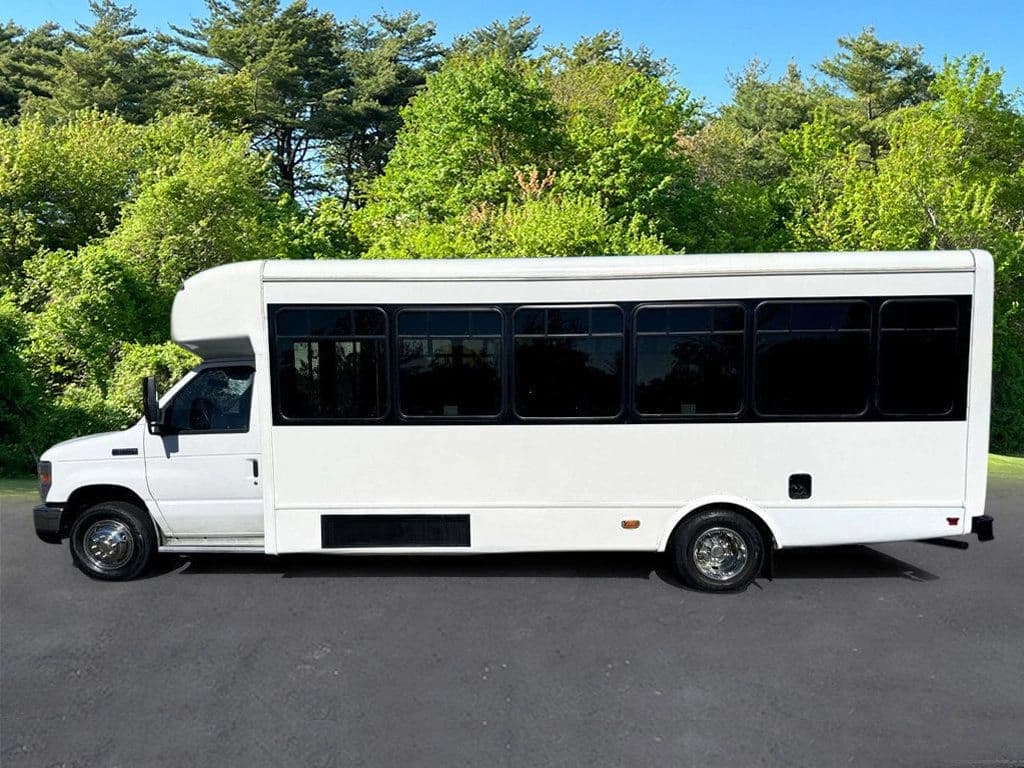 2014 Ford E450 Starcraft Wheelchair Shuttle Bus - Image 14