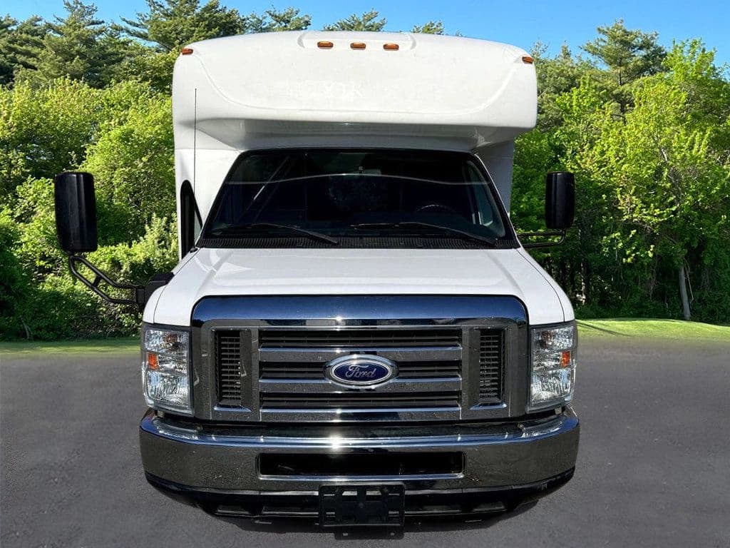 2014 Ford E450 Starcraft Wheelchair Shuttle Bus - Image 2