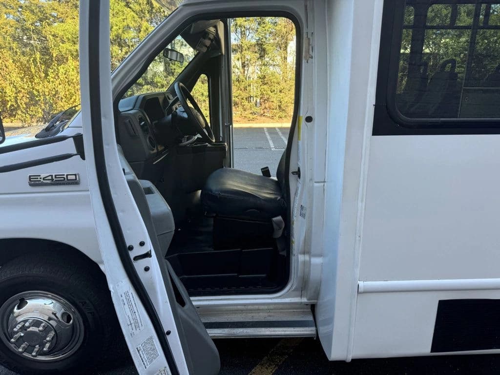 2014 Ford E450 Starcraft Wheelchair Shuttle Bus - Image 18