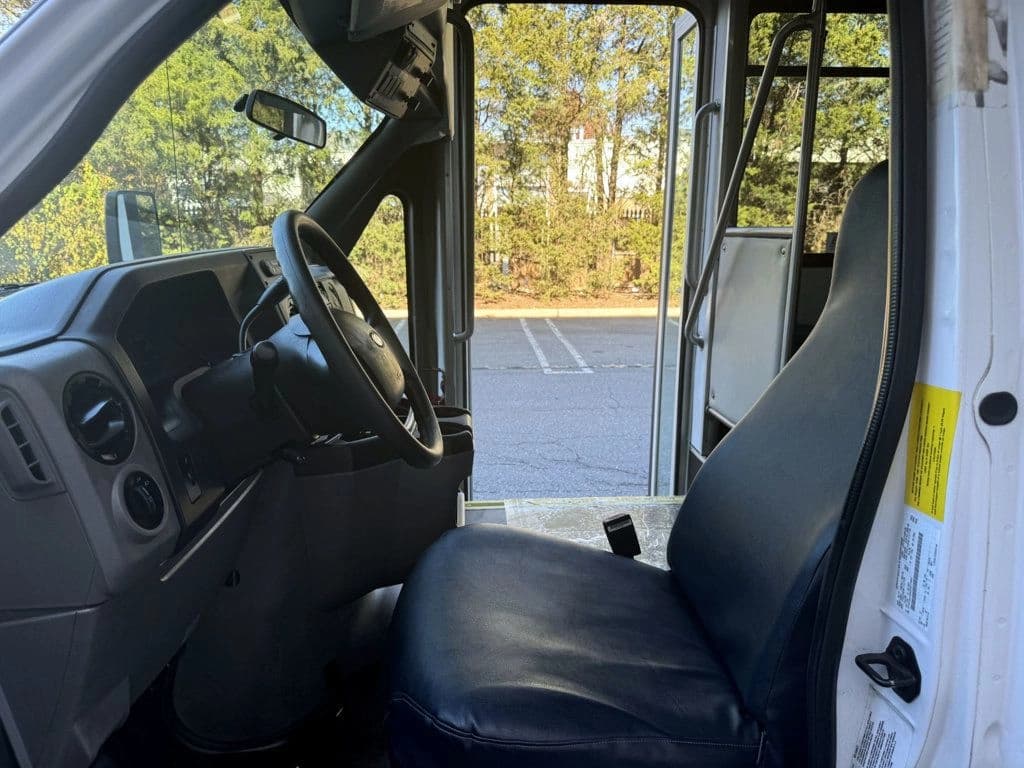 2014 Ford E450 Starcraft Wheelchair Shuttle Bus - Image 19