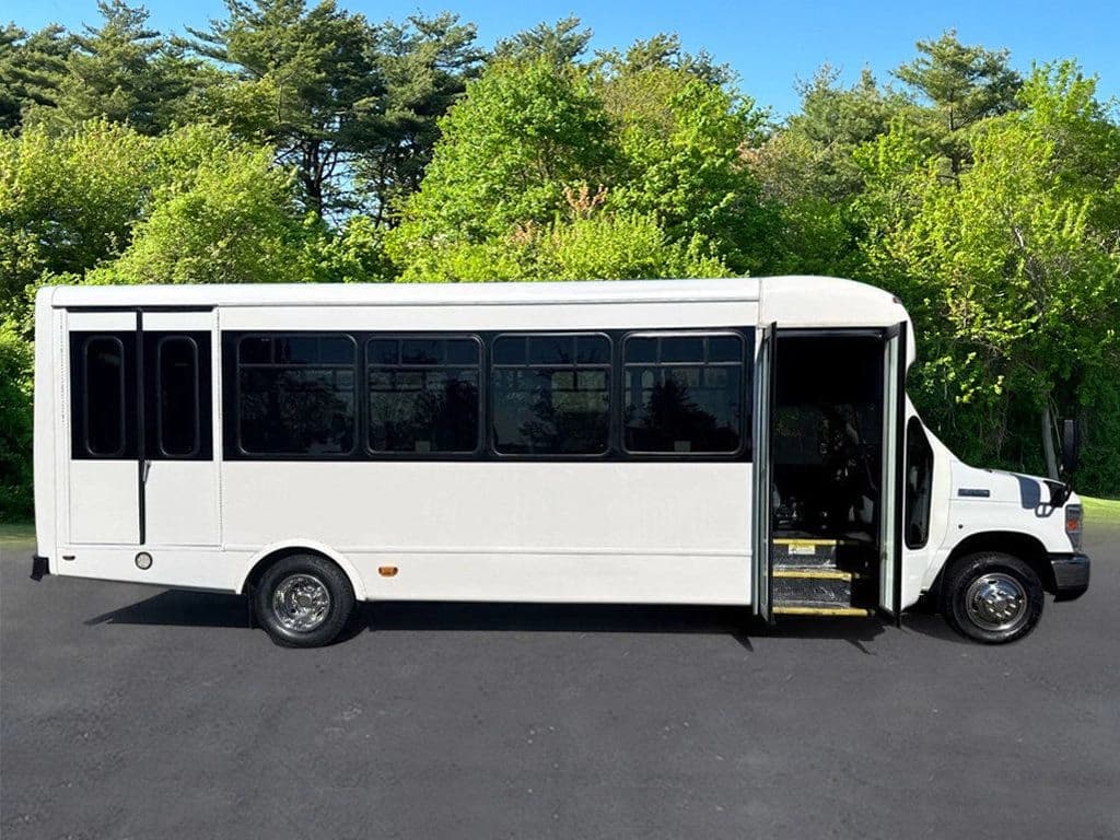 2014 Ford E450 Starcraft Wheelchair Shuttle Bus - Image 5