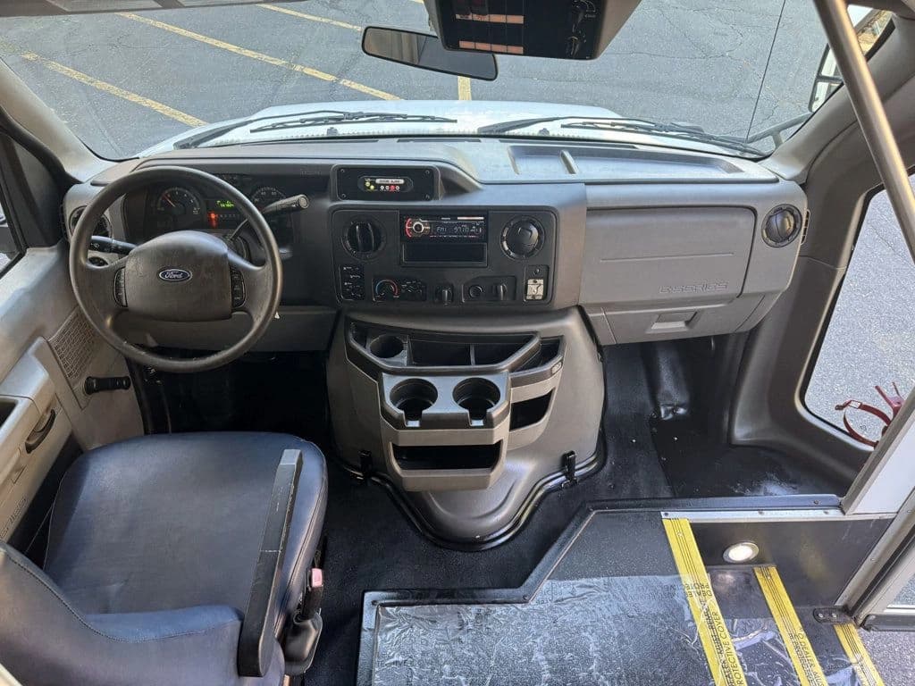 2014 Ford E450 Starcraft Wheelchair Shuttle Bus - Image 20