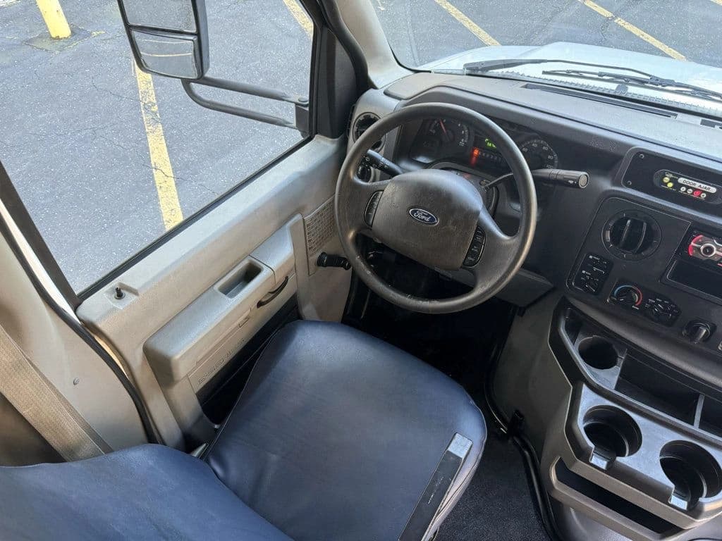 2014 Ford E450 Starcraft Wheelchair Shuttle Bus - Image 21