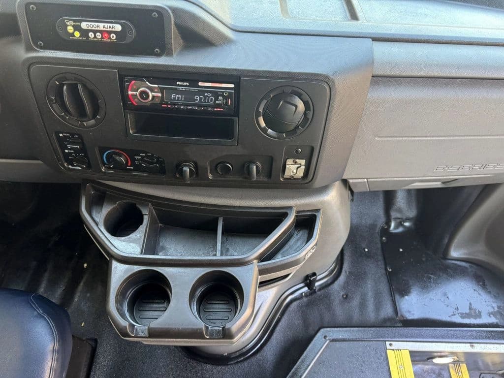 2014 Ford E450 Starcraft Wheelchair Shuttle Bus - Image 22