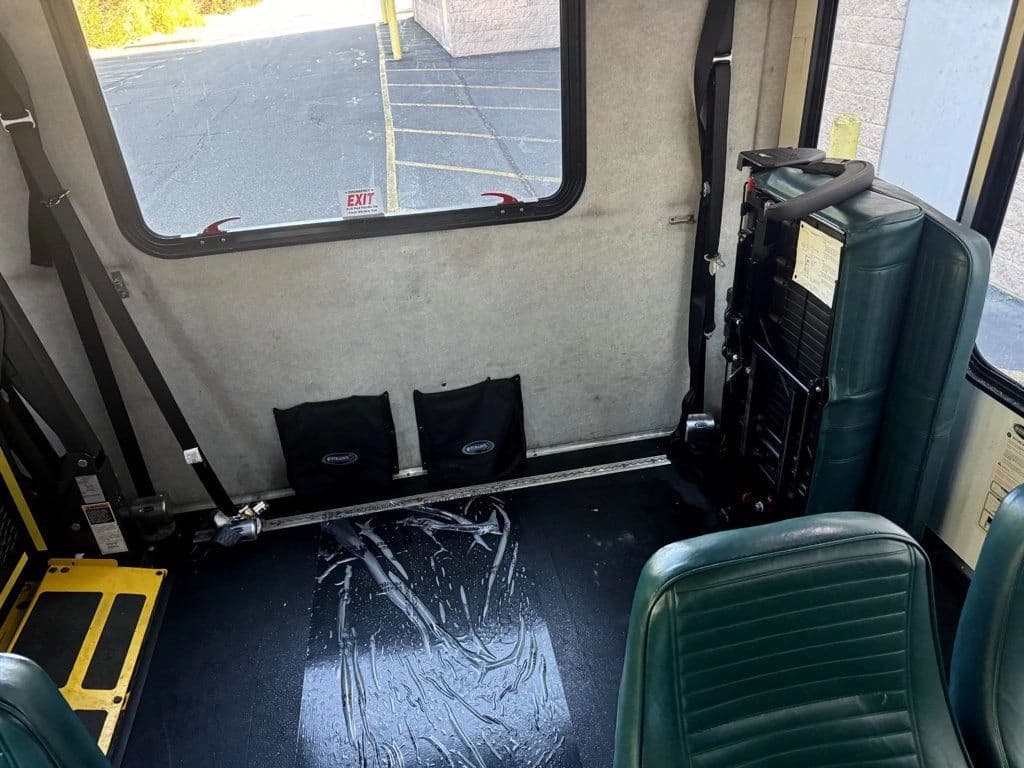 2014 Ford E450 Starcraft Wheelchair Shuttle Bus - Image 27