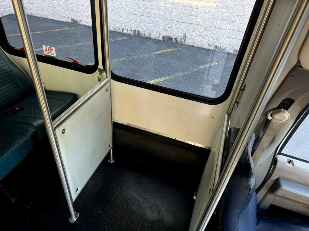 2014 Ford E450 Starcraft Wheelchair Shuttle Bus - Image 28