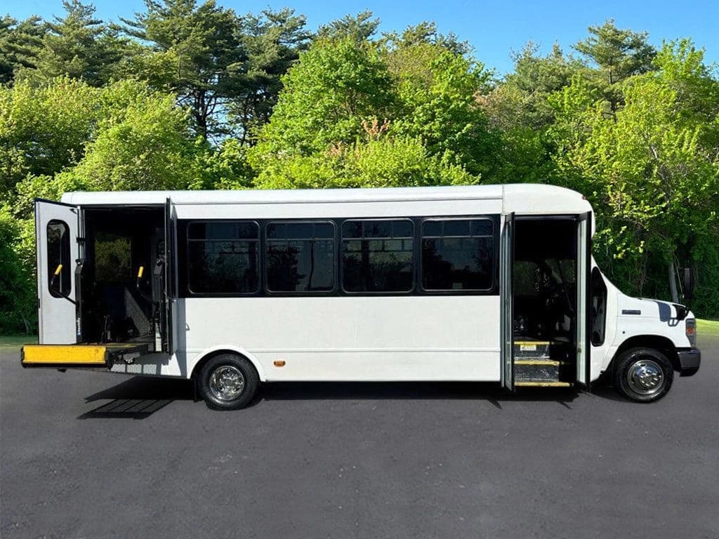 2014 Ford E450 Starcraft Wheelchair Shuttle Bus - Image 6