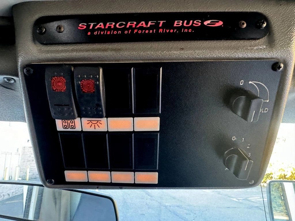 2014 Ford E450 Starcraft Wheelchair Shuttle Bus - Image 31