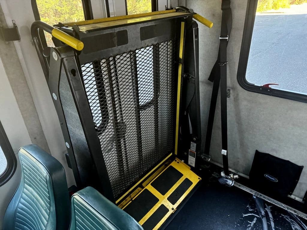 2014 Ford E450 Starcraft Wheelchair Shuttle Bus - Image 37
