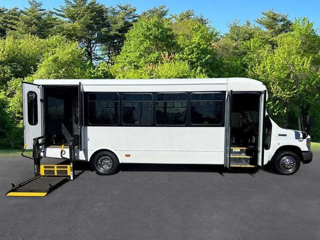 2014 Ford E450 Starcraft Wheelchair Shuttle Bus - Image 3