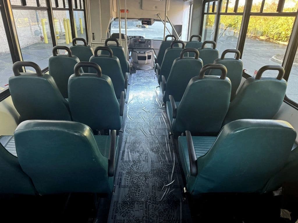 2014 Ford E450 Starcraft Wheelchair Shuttle Bus - Image 8