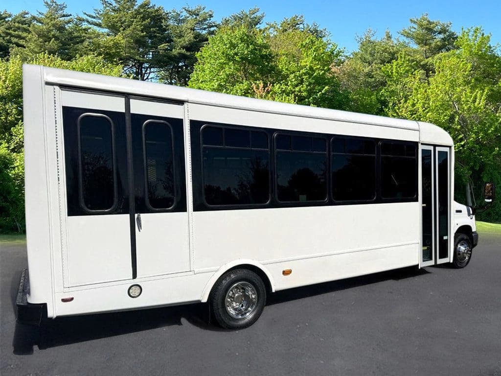 2014 Ford E450 Starcraft Wheelchair Shuttle Bus - Image 9