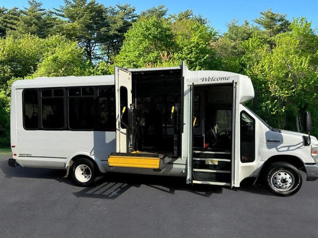 2017 Ford E-450 Eldorado Wheelchair Shuttle Bus - Image 6