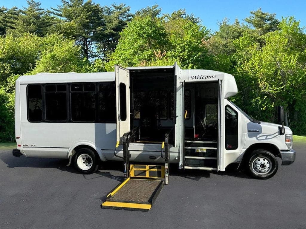 2017 Ford E-450 Eldorado Wheelchair Shuttle Bus - Image 2