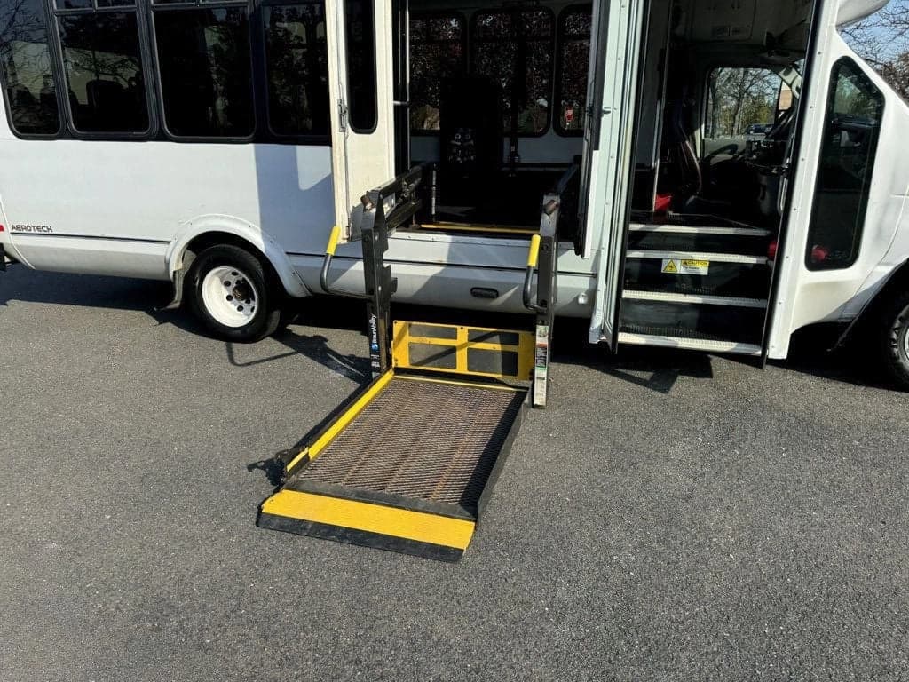 2017 Ford E-450 Eldorado Wheelchair Shuttle Bus - Image 9