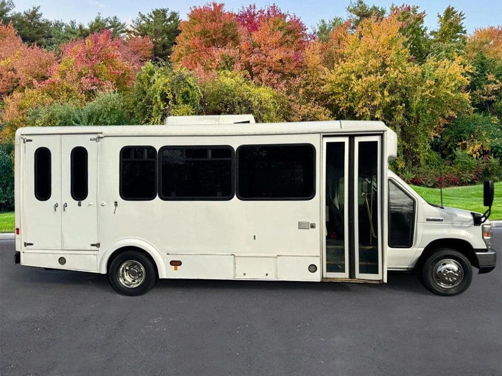 2013 Ford E-450 Shuttle Bus - Image 3