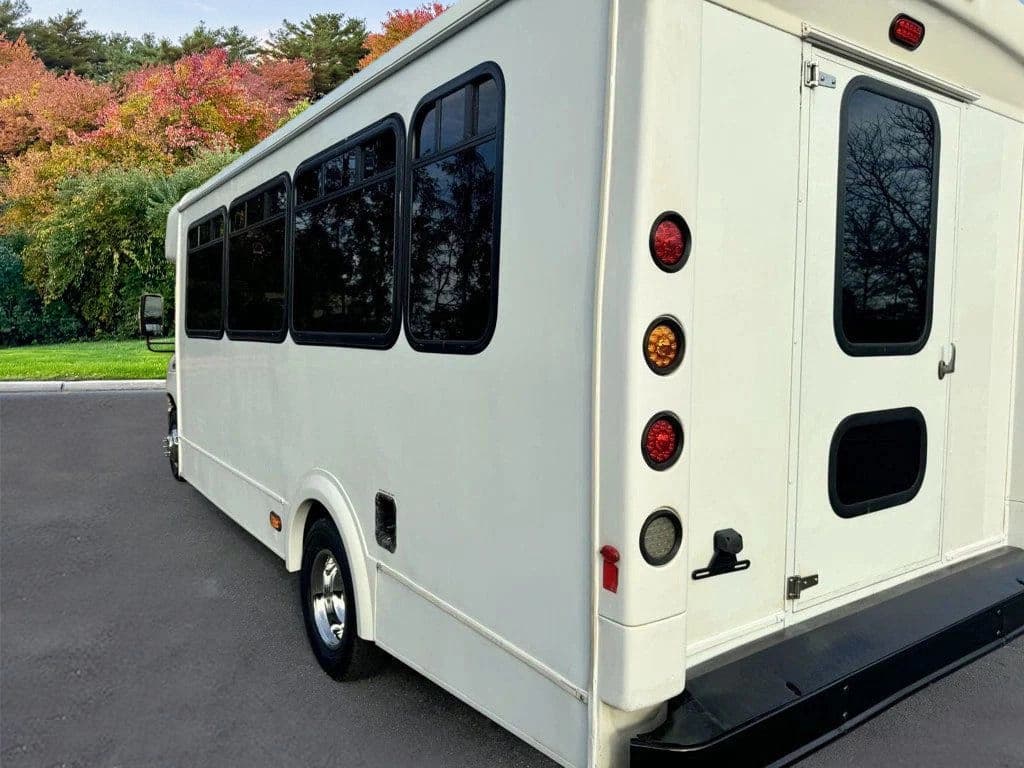 2013 Ford E-450 Shuttle Bus - Image 12