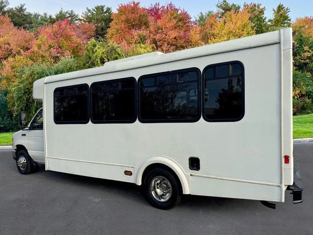 2013 Ford E-450 Shuttle Bus - Image 13