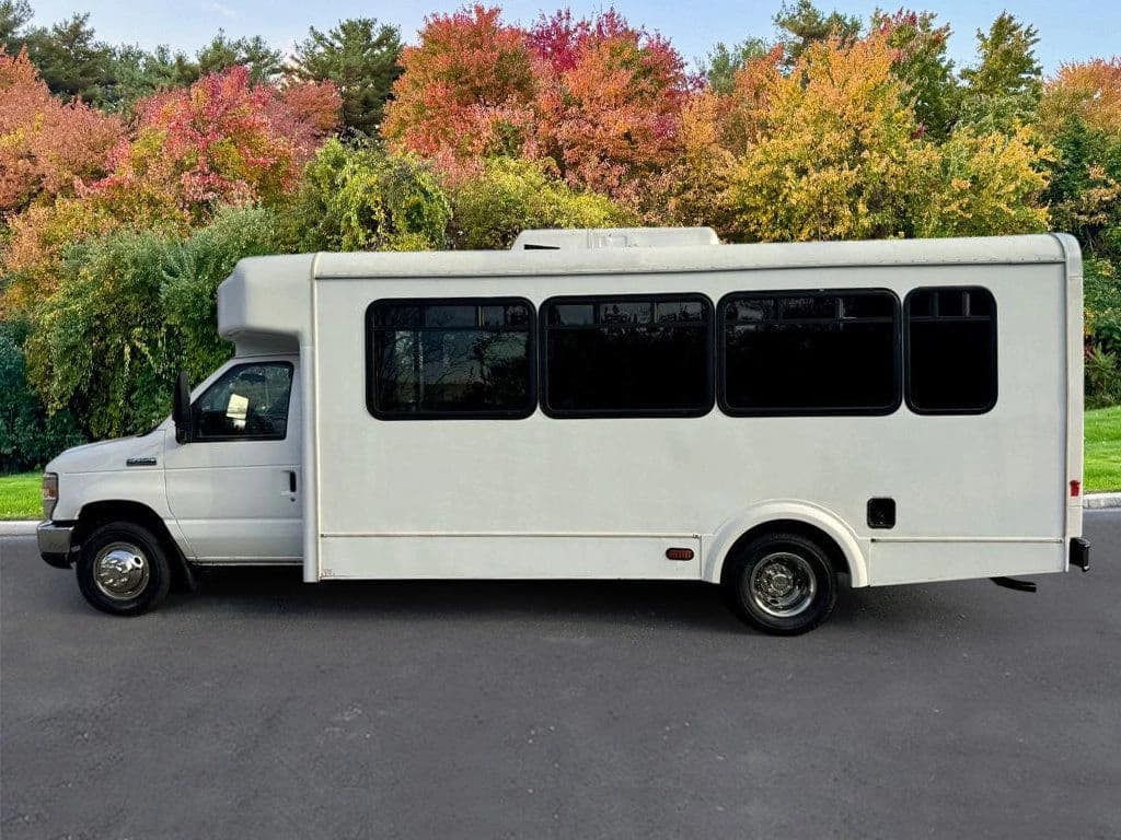2013 Ford E-450 Shuttle Bus - Image 14